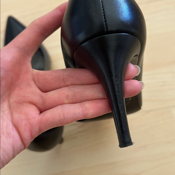 Stuart Weitzman Black Closed Toe Leather Pump - Picture 4 of 5